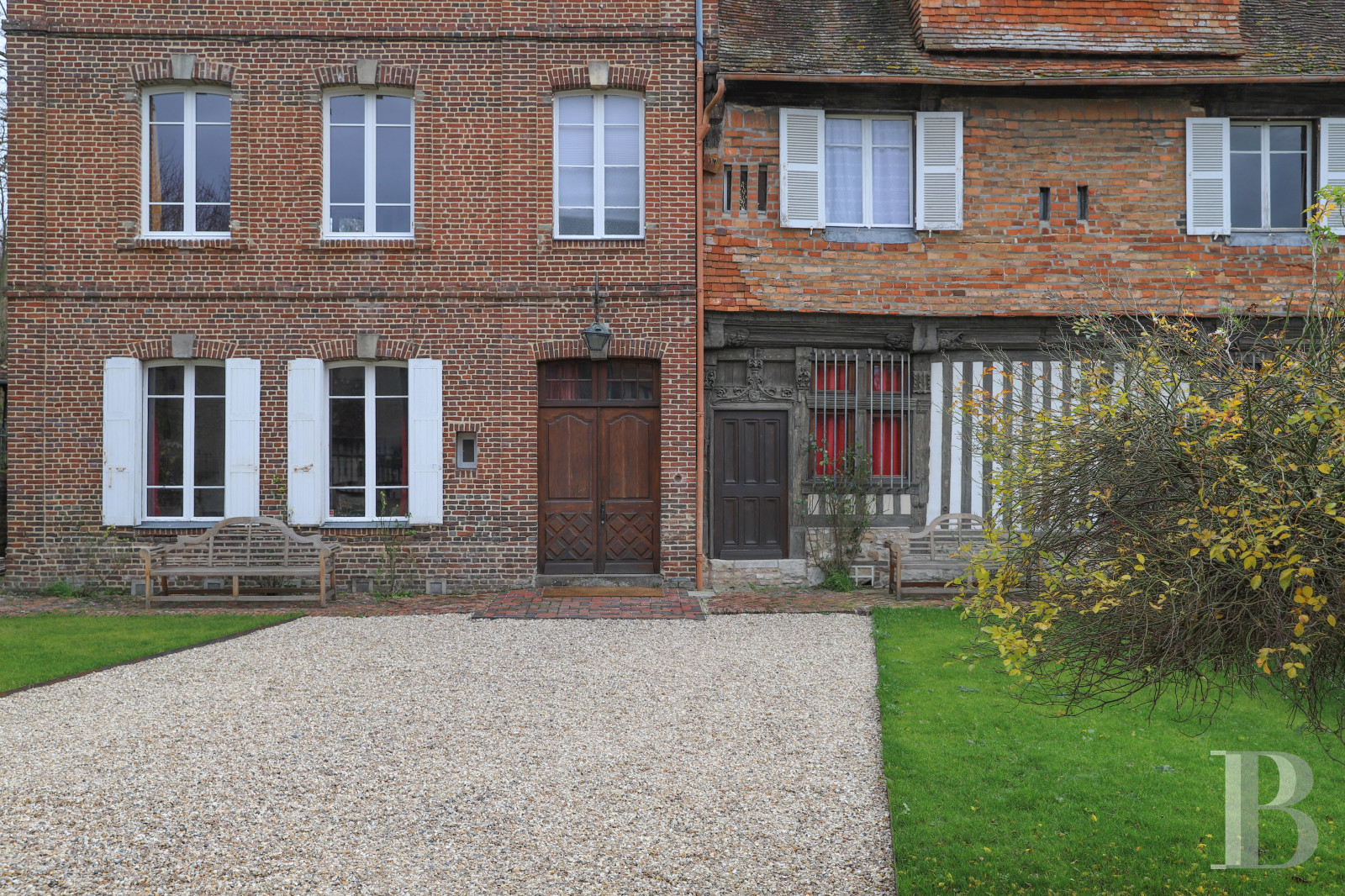 Dans le  Calvados, au pied de la  Basilique de Lisieux un manoir médiéval du 16e siècle - photo  n°5
